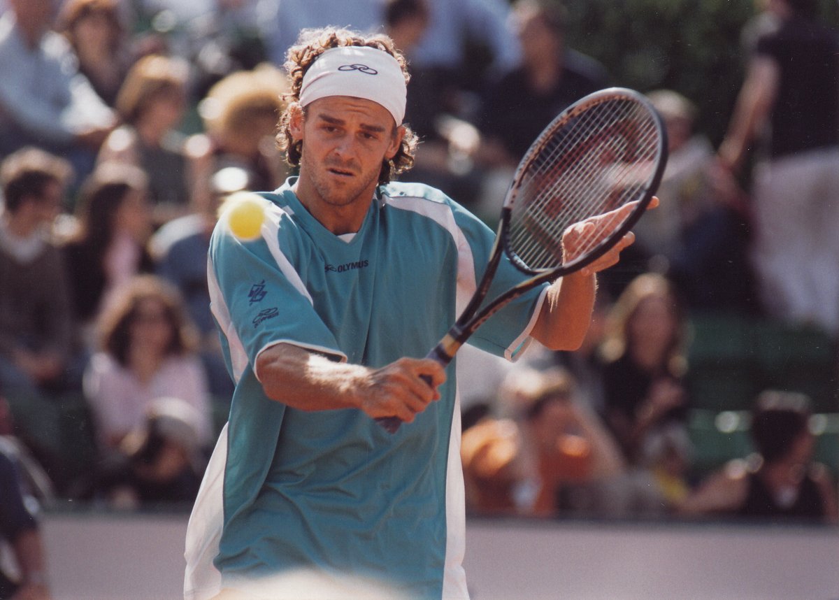 El brasileño Gustavo Kuerten <a href="/gugakuerten/">Gustavo Kuerten</a> en el <a href="/rctb1899/">RCT Barcelona-1899</a> durante el Trofeo Conde de Godó <a href="/bcnopenbs/">Barcelona Open Banc Sabadell</a>