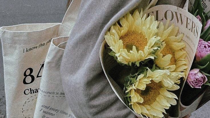 malusokay's tweet photo. Welcoming the new week with fresh flowers 💐 https://t.co/YFqAYzKKes