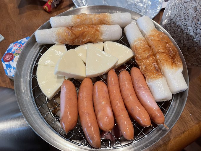 燻製加熱10分、蒸らし10分で
初めての燻製完成!
チーズとウインナーとイカ燻製が
とんでもなく美味かった!
香りが頭を突き抜けて
たまらんなあ!!
コールマンの燻製キット使用。
煙あまり出なかったからお家でも
出来そう。 