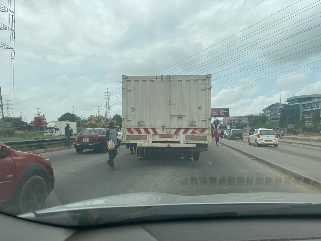 eyasante's tweet photo. @mrhgovgh @GhPoliceService I keep seeing these wide trucks on our roads and I keep wondering if we have specifications for trucks in our country 🤔. Should we wait for accidents to take action? https://t.co/8PuNUn7QCG