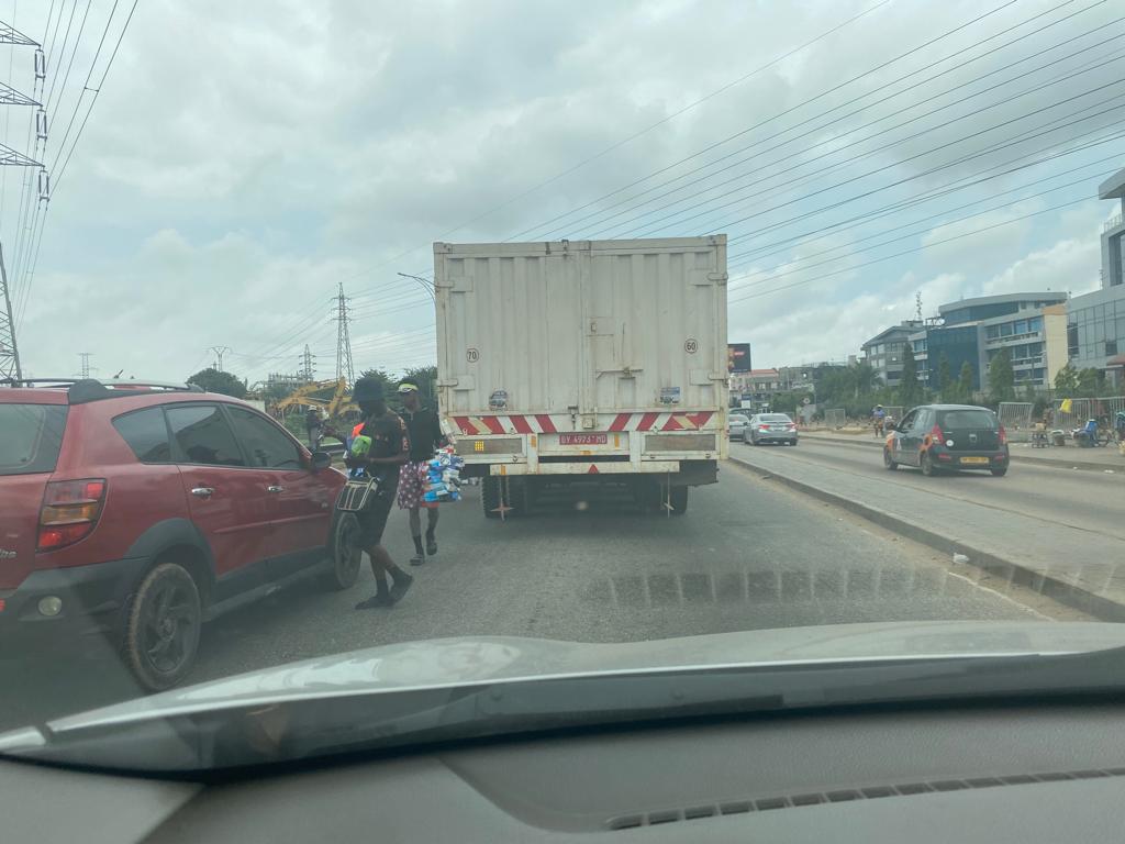 eyasante's tweet photo. @mrhgovgh @GhPoliceService I keep seeing these wide trucks on our roads and I keep wondering if we have specifications for trucks in our country 🤔. Should we wait for accidents to take action? https://t.co/8PuNUn7QCG