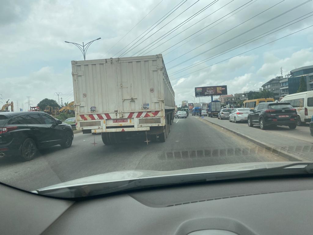 eyasante's tweet photo. @mrhgovgh @GhPoliceService I keep seeing these wide trucks on our roads and I keep wondering if we have specifications for trucks in our country 🤔. Should we wait for accidents to take action? https://t.co/8PuNUn7QCG