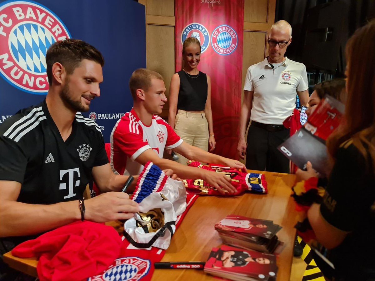 FCBayern_TH's tweet photo. ภาพบรรยากาศ Meet and Greet กับ สเวน อุลไรช์ และ โยซัว คิมมิช ที่สิงคโปร์ ทีมแอดมินมอบกางเกงมวยไทยปักชื่อทั้งคู่ให้ ทั้ง 2 คนชอบมาก คิมมิชบอกว่าจะเอากลับไปใส่เลย 😆 #fcbayernmunich
#fcbayernfans #audisummertour #audisummertour2023 #FCBTH #FCBayernSouthEastAsia https://t.co/BSduRtir9X