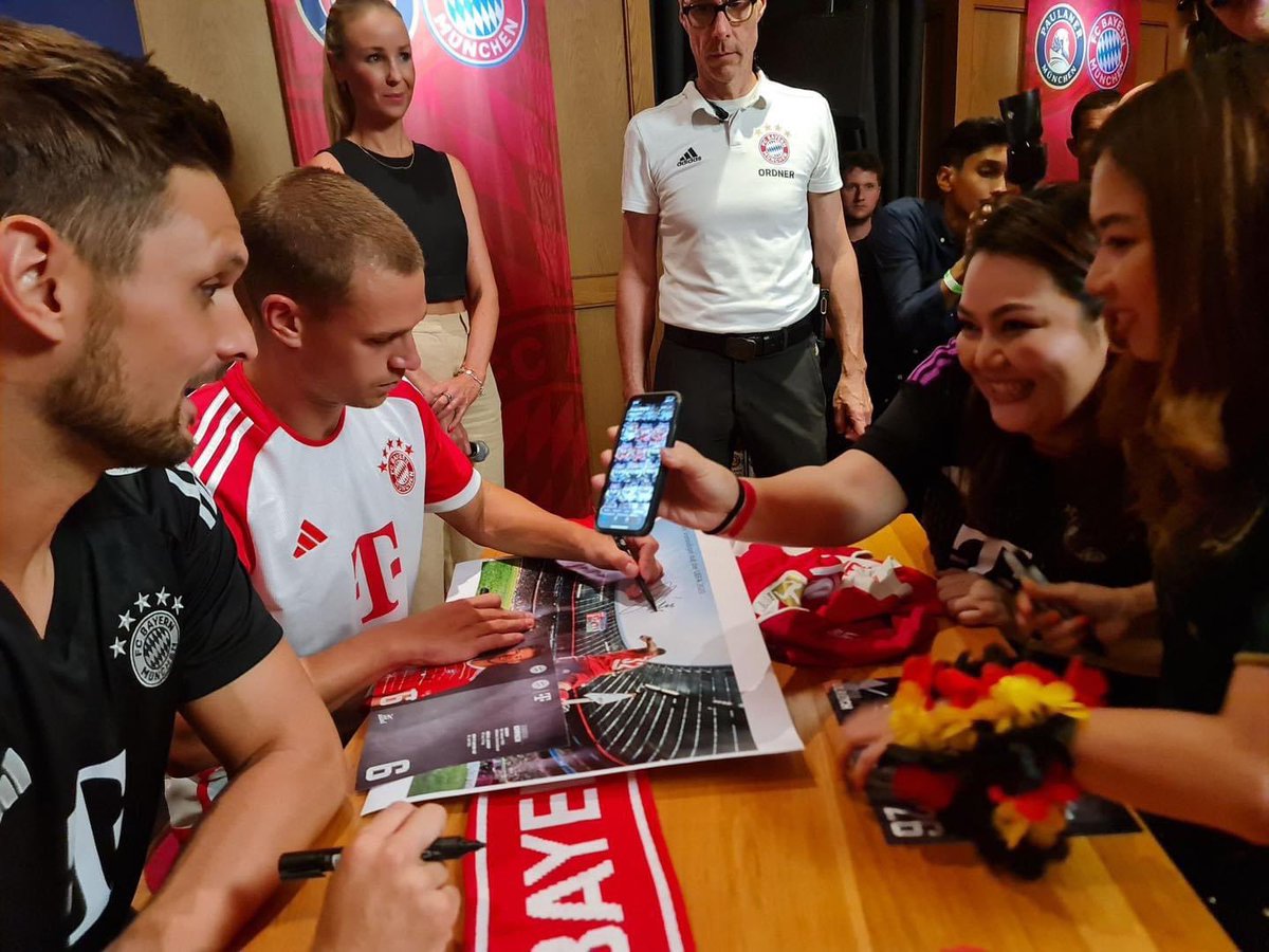 FCBayern_TH's tweet photo. ภาพบรรยากาศ Meet and Greet กับ สเวน อุลไรช์ และ โยซัว คิมมิช ที่สิงคโปร์ ทีมแอดมินมอบกางเกงมวยไทยปักชื่อทั้งคู่ให้ ทั้ง 2 คนชอบมาก คิมมิชบอกว่าจะเอากลับไปใส่เลย 😆 #fcbayernmunich
#fcbayernfans #audisummertour #audisummertour2023 #FCBTH #FCBayernSouthEastAsia https://t.co/BSduRtir9X