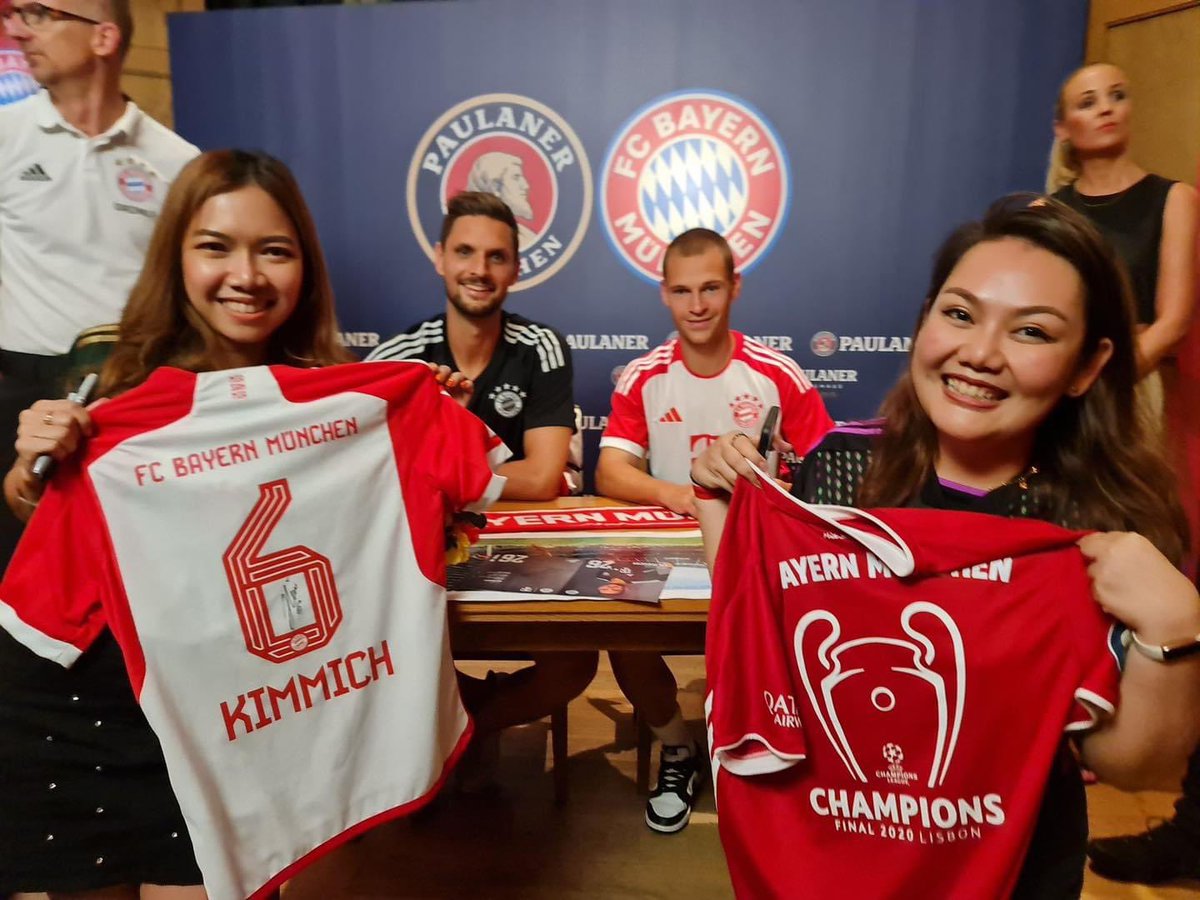 FCBayern_TH's tweet photo. ภาพบรรยากาศ Meet and Greet กับ สเวน อุลไรช์ และ โยซัว คิมมิช ที่สิงคโปร์ ทีมแอดมินมอบกางเกงมวยไทยปักชื่อทั้งคู่ให้ ทั้ง 2 คนชอบมาก คิมมิชบอกว่าจะเอากลับไปใส่เลย 😆 #fcbayernmunich
#fcbayernfans #audisummertour #audisummertour2023 #FCBTH #FCBayernSouthEastAsia https://t.co/BSduRtir9X