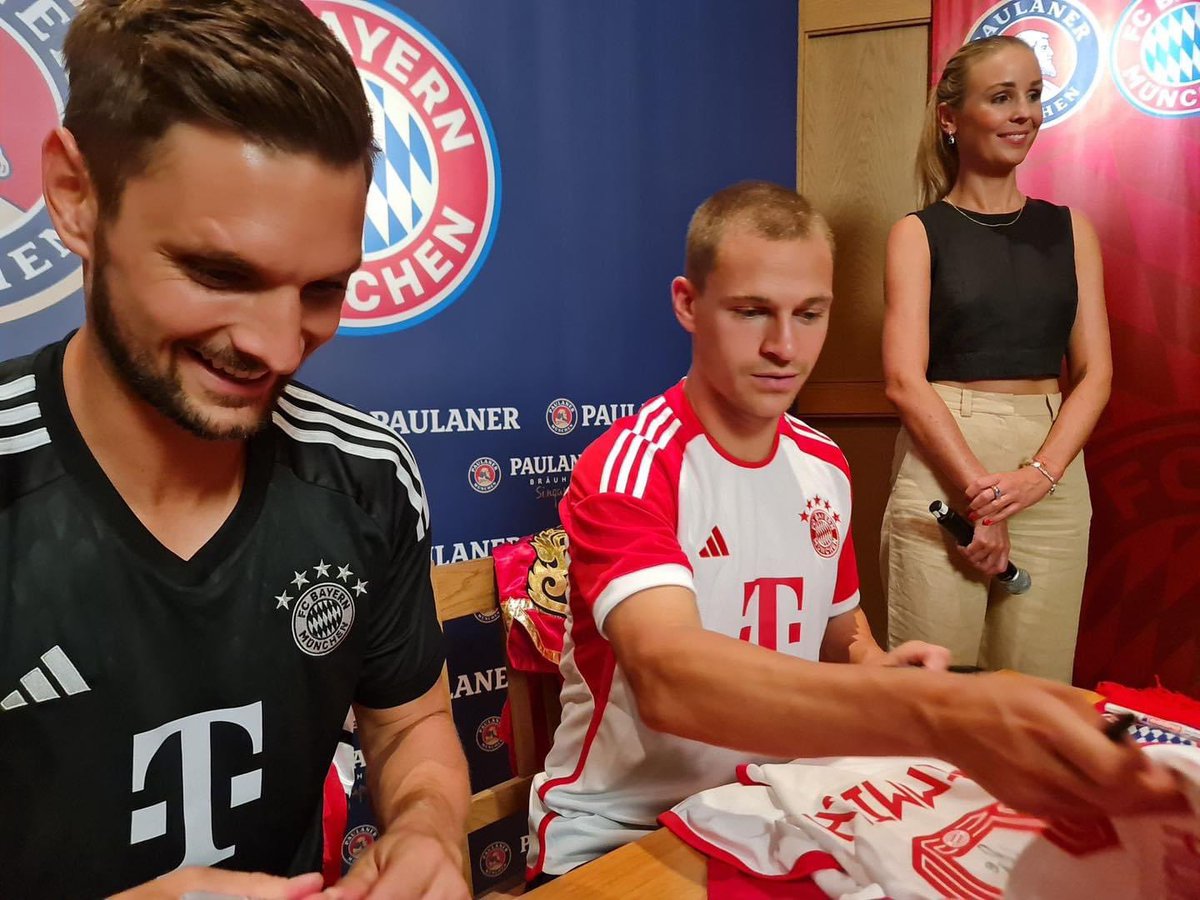 FCBayern_TH's tweet photo. ภาพบรรยากาศ Meet and Greet กับ สเวน อุลไรช์ และ โยซัว คิมมิช ที่สิงคโปร์ ทีมแอดมินมอบกางเกงมวยไทยปักชื่อทั้งคู่ให้ ทั้ง 2 คนชอบมาก คิมมิชบอกว่าจะเอากลับไปใส่เลย 😆 #fcbayernmunich
#fcbayernfans #audisummertour #audisummertour2023 #FCBTH #FCBayernSouthEastAsia https://t.co/BSduRtir9X