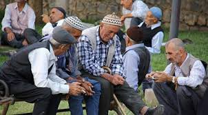 mkulunk's tweet photo. Sayın Çalışma Bakanımıza doğal olarak emekli vatandaşlarımız bu soruları sormamızı istediler.

2023 başında en düşük emekli maaşı 7500 TL’ye yükseltilmişti. Emekli maaşlarına %25’lik 6 aylık enflasyon farkı ve refah payı artışı yapıldığı kamuoyuna açıklandı. Bu açıklama ile en düşük emekli maaşının 9 bin 375 lira olduğu zannedildi ve medyada “2023 en düşük emekli maaşı 9 bin 375 lira oldu” diyerek haberler yaptı.

Emekli maaşları yatırılınca emeklilerin bu beklentisinin gerçekleşmediği anlaşıldı. Emekli farklarının sonra yatırılacağı zammı nedeniyle herkes yeniden beklentiye girdi. Ancak durumun böyle olmadığı anlaşıldı.

Yapılan şey aşağıdaki örnekte olduğu üzere eski kök maaşa artış yapılmışsa da nihai olarak emeklinin eline geçen maaşta herhangi bir artış meydana getirmediği öğrenildi.

Bu yüzden toplum haklı olarak düşünüyor.

• Çalışma Bakanlığı bu durumu topluma açıkça izah etmemiş midir ve etmeyi düşünmemekte midir?

• Maaşlarda bu noktada eksik kalan herhangi bir artışın yaşanmayacağından Saygıdeğer Cumhurbaşkanımızın haberi var mıdır?

• Yüksek enflasyonun yaşandığı bugünlerde yüzde 25 artış vaadinde bulunulduğu halde bu artışın yapılmamasının siyasi ve ekonomik faturası göz önünde tutulmakta mıdır?

• “Zam yaptık ama maaşınız artmadı” cümlesinin Türkçe izahı nasıl yapılacaktır?

• Böyle yapılmasının sebebi nedir?

• Memura yapılan zamdan çok daha az emekli maaşı alan SSK ve Bağkur emeklilerinin kiraların 10 binlerce lira olduğu bu zamanda emekli bu para ile nasıl geçinecektir?

• Bu durumla ilgili görüş ve düşünceleriniz tüm toplum taradından merak edilmektedir.