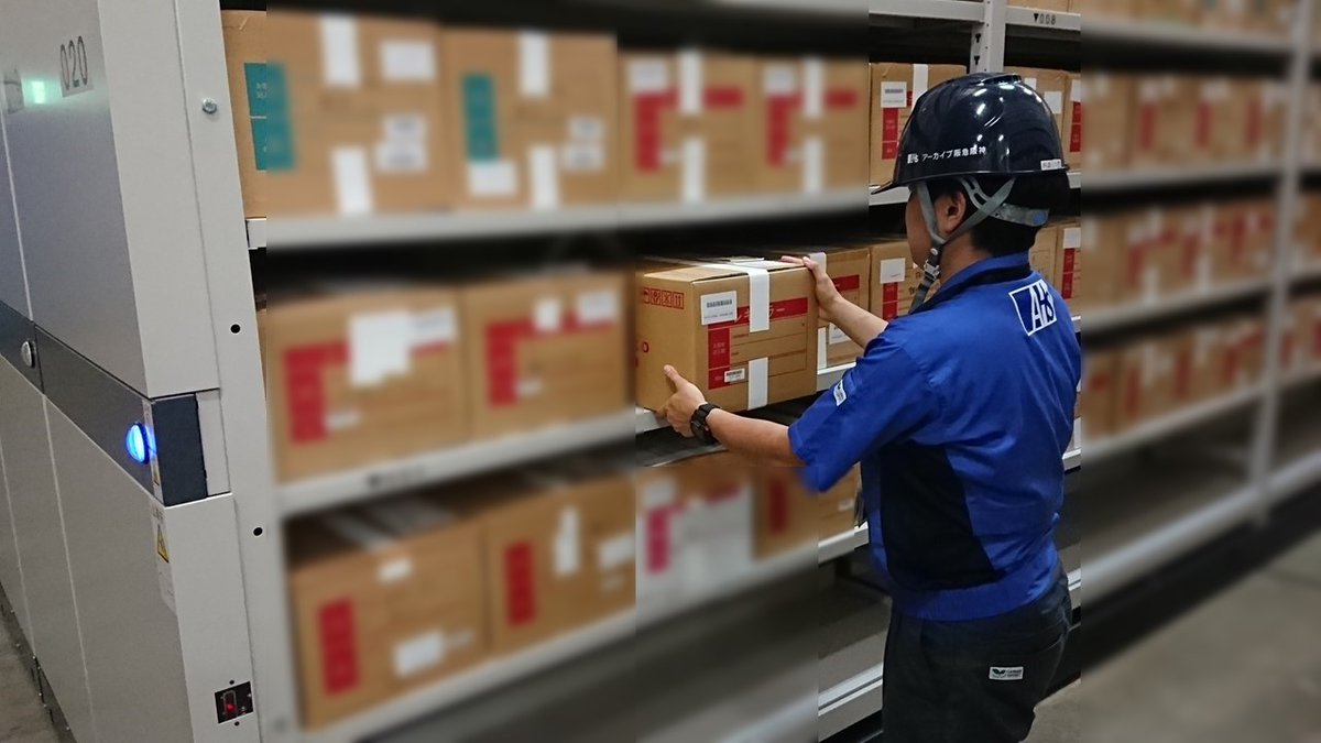 risoco_ydm's tweet photo. #risoco では、専用スタッフが大事にお客様のお荷物をお預かりしております。

一番下の段が開いているのは、なぜでしょう？

実は、地面からの湿度を防ぎ通気性を保つため、空間として開けています❕お家ではなかなかこうは保管できないので、risocoならではの強みです😊

#宅配トランクルーム https://t.co/umcLeBMuKW