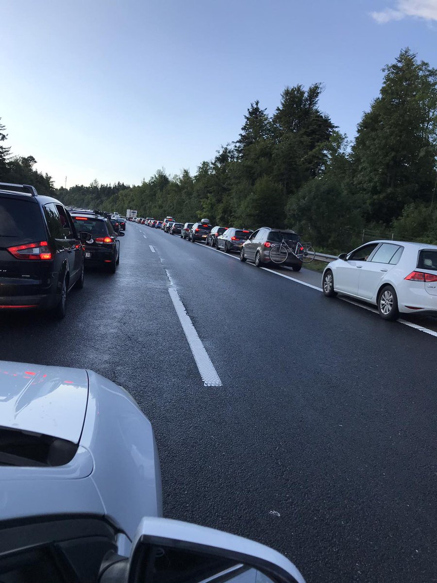 Čim se na autoputu u Sloveniji formira kolona automobila koja se sporo kreće, spontano se pravi prolaz da bi kola sa hitnom pomoći ili pod rotacijom mogla da prođu bez problema. Kao i mnogo puta do sada, Slovenija me svaki put veoma prijatno iznenadi. Kako za tolike godine
