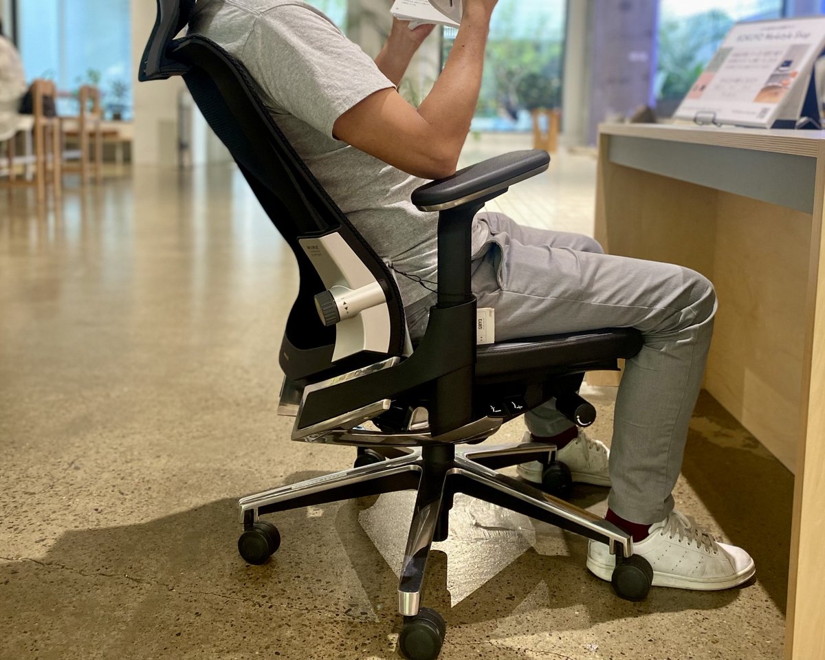 WorkstyleShop's tweet photo. 《本日の家具体験コーナー》
コクヨのハイスペックモデル #INSPINE 🏅

ワイヤーランバーサポートや前傾や背もたれの動きにもガスを使うなど、
バツグンの座り心地を実現するための工夫が詰まっています👍

本日も19時までスタッフがご案内しております。
 https://t.co/VszYMLgvXA
#コクヨの家具 https://t.co/x948ydoJKF