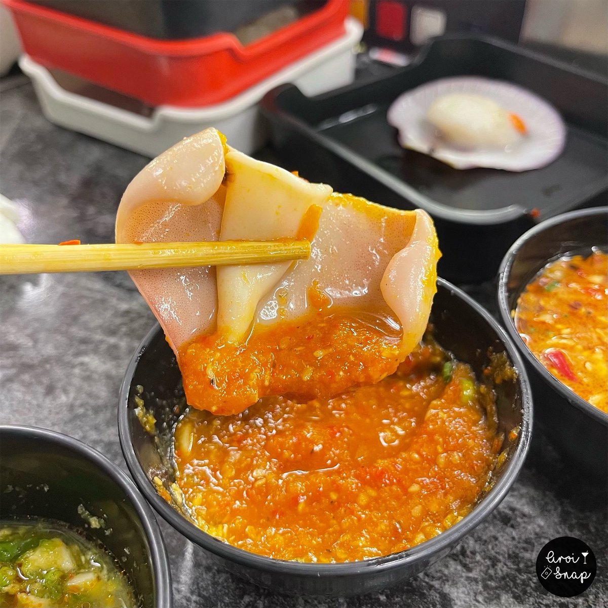 🔥ค้นพบหม่าล่าสายพานที่สายซีฟู้ดห้ามพลาด ร้านตั้งใจจุ่มอยู่บรรทัดทอง มีทั้งกุ้ง หมึก ปลา หอยเชลล์ กั้ง น้ำซุปอร่อย เราสั่งซุปประสานพลัง2ยุทธจักร คือดีมาก! เผ็ดกำลังดี ผสมความหอมหวานของต้มยำ ใครสายแซ่บมีซุปที่เผ็ดที่สุดในโลกด้วย น้ำจิ้มก็มีให้เลือกเยอะ เริ่มที่ไม้ละ5บาท😋 <a href="/aroii/">@aroii บอกต่อ</a>