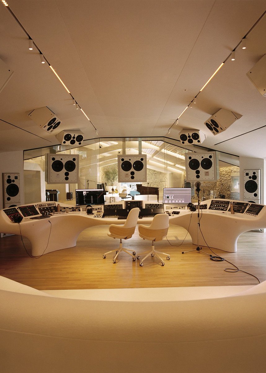 Ayman_Hrn's tweet photo. D’ailleurs le studio est dans le Var en Provence, il appartient à l’acteur Brad Pitt et Damien Quintard, c’est tout simplement une merveille niveau déco et technologiques.

Il a été utilisé pour la création d’Utopia, il est aussi utilisé pour le Cinéma et la télévision.

Pour le Dolby Atmos (travailler le son a 360 degrés) c’est le meilleur studio dans le monde, avec + de 25 enceintes.