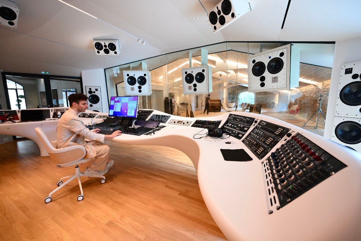 Ayman_Hrn's tweet photo. D’ailleurs le studio est dans le Var en Provence, il appartient à l’acteur Brad Pitt et Damien Quintard, c’est tout simplement une merveille niveau déco et technologiques.

Il a été utilisé pour la création d’Utopia, il est aussi utilisé pour le Cinéma et la télévision.

Pour le Dolby Atmos (travailler le son a 360 degrés) c’est le meilleur studio dans le monde, avec + de 25 enceintes.