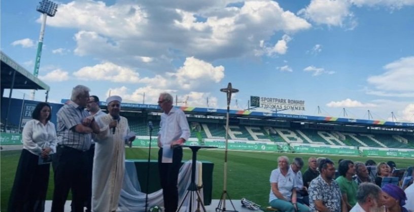 Alman 1.inci Lig takımı *SpVgg Greuther Fürth* Futbol Kulübü'nün yeni sezon açılışı yapıldı. Açılışta Fürth'ün imamı da hazır bulundu. Hocaefendi dualar okudu. Kimse "Laikliğe aykırı" demedi.