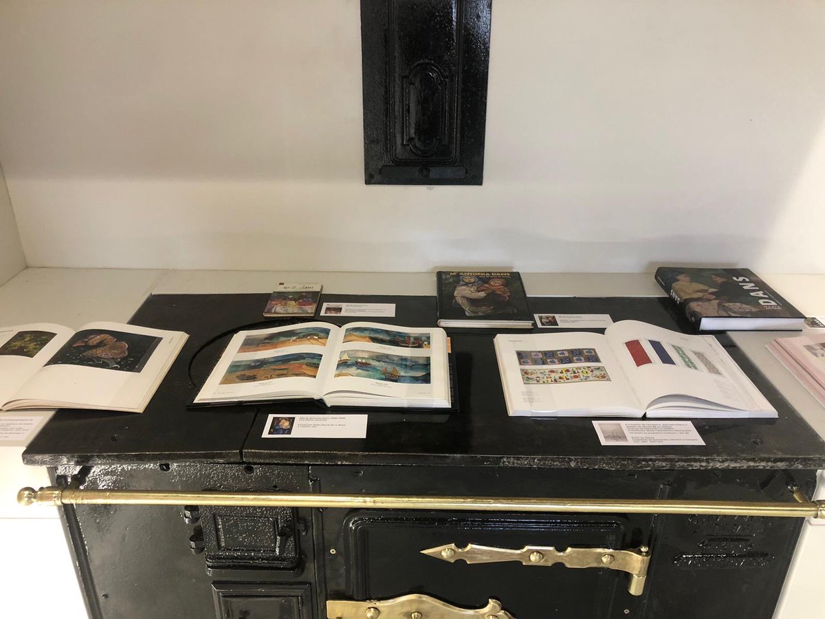 Na Feira de 1900 de Curtis puiden cumplir unha ilusión, compartir con toda a veciñanza, a modo de pequena mostra bibliográfica, todo o que fomos coleccionando sobre #MaríaAntoniaDans. O feito de que fora na cociña da propia Casa Museo, aberta para a ocasión, foi moi emotivo