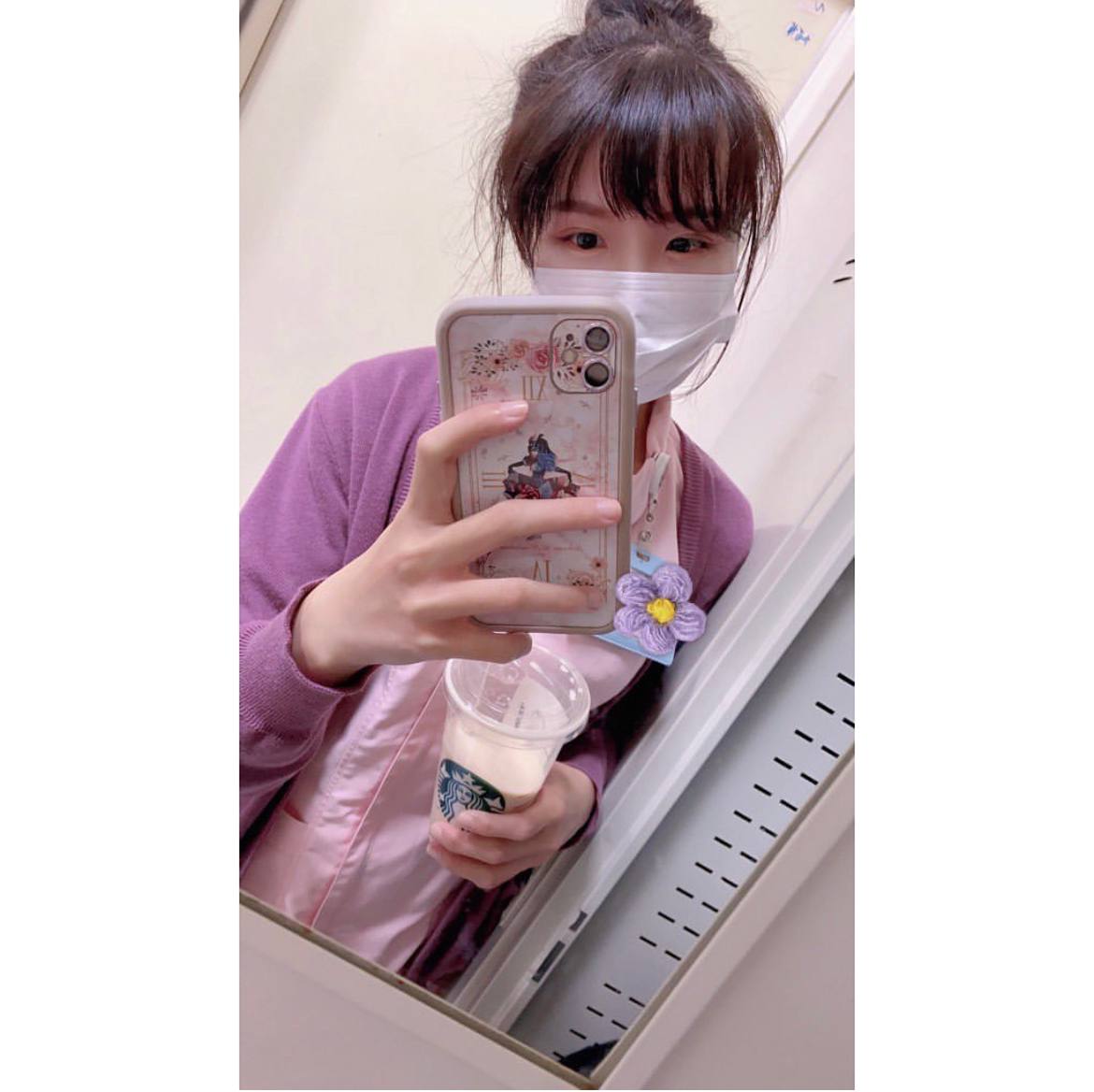 annnnnnn_914's tweet photo. 今天，天氣陰陰的很舒服，不過等等要😠😠
遇到學妺
「妳綁這樣很可愛~」
被稱讚了
然後，今天一樣大夜
#台中 
#護理師日常 
#大夜班
#值班 https://t.co/mbZOZJYUC4