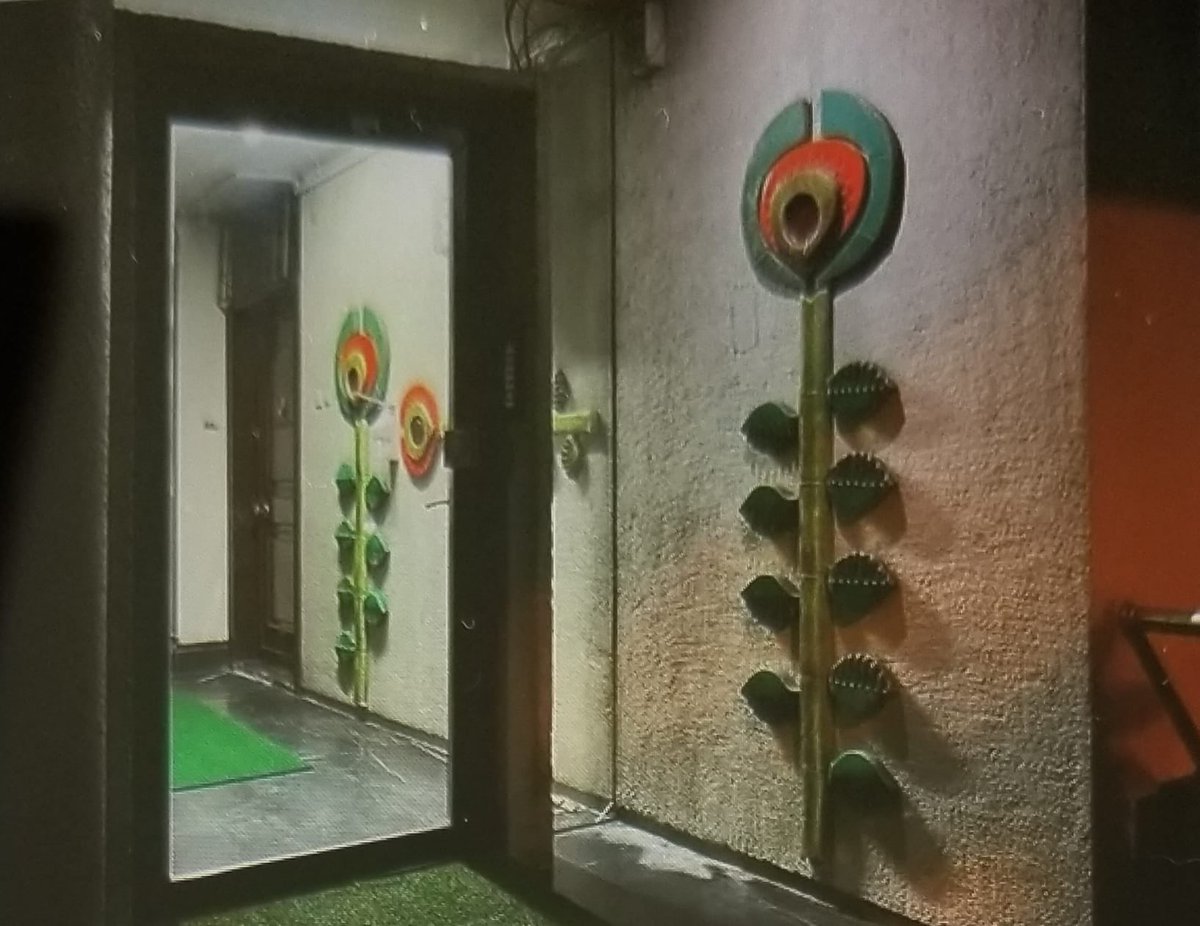 Tülin Ayta tarafından tasarlanan, Bakırköy’de Mescioğlu Apartmanı girişinde yer alan seramik pano 📍

Prof. Ayta’dan edindiğimiz bilgiye göre; yurtdışı dönüşü sonrası açtığı kişisel atölyesinde ürettiği ilk çalışmasıdır.