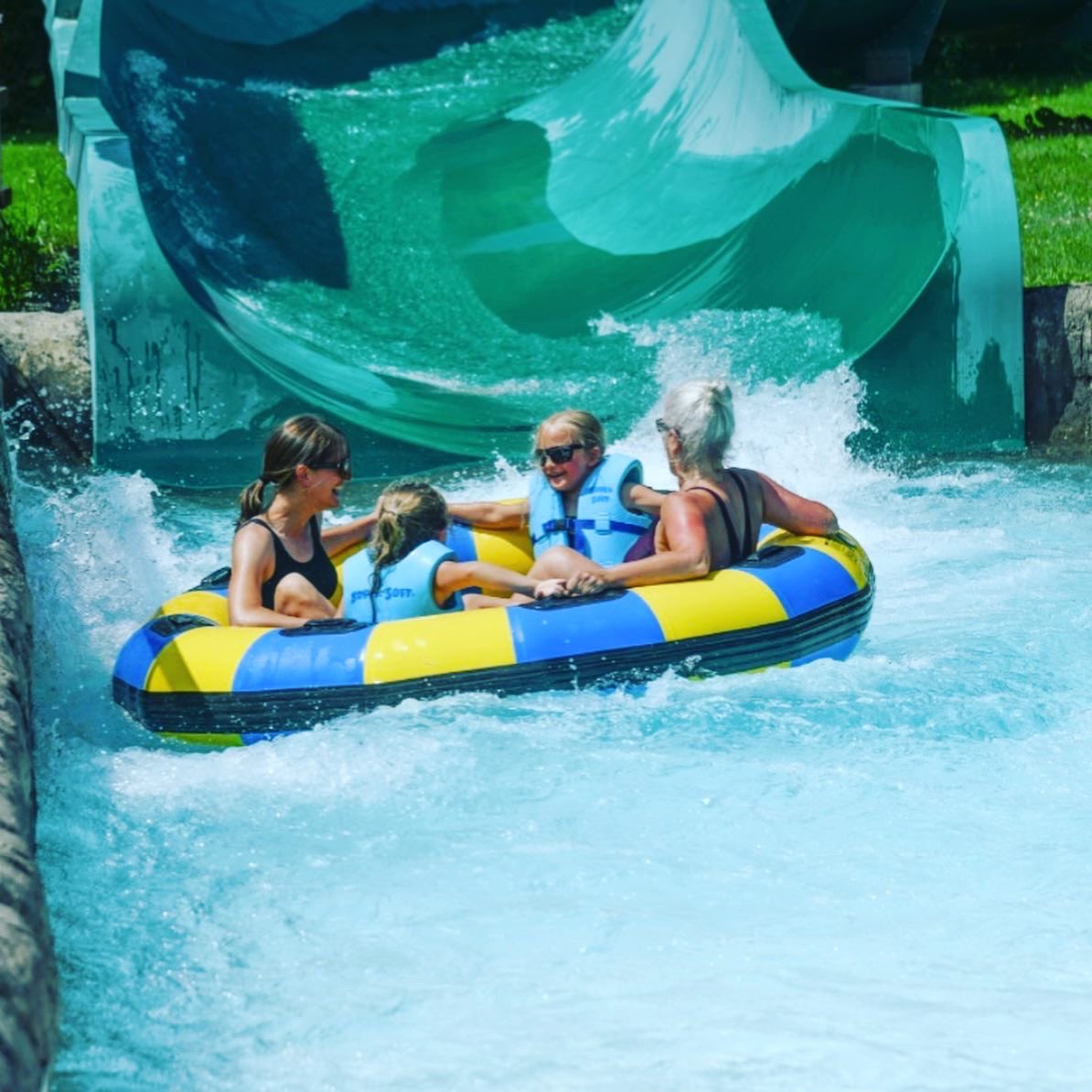 DiscoverUpNY's tweet photo. Sun’s Out, Fun’s Out ☀️
Stay cool with our latest guide to waterparks in Central, NY, Western, NY, and the Finger Lakes region. #discoverupstateny ⛱️
 
🔗 https://t.co/rg2SfR9HIf

📸 Roseland Waterpark
📸  Six Flags Darien Lake https://t.co/GajWewpzHO