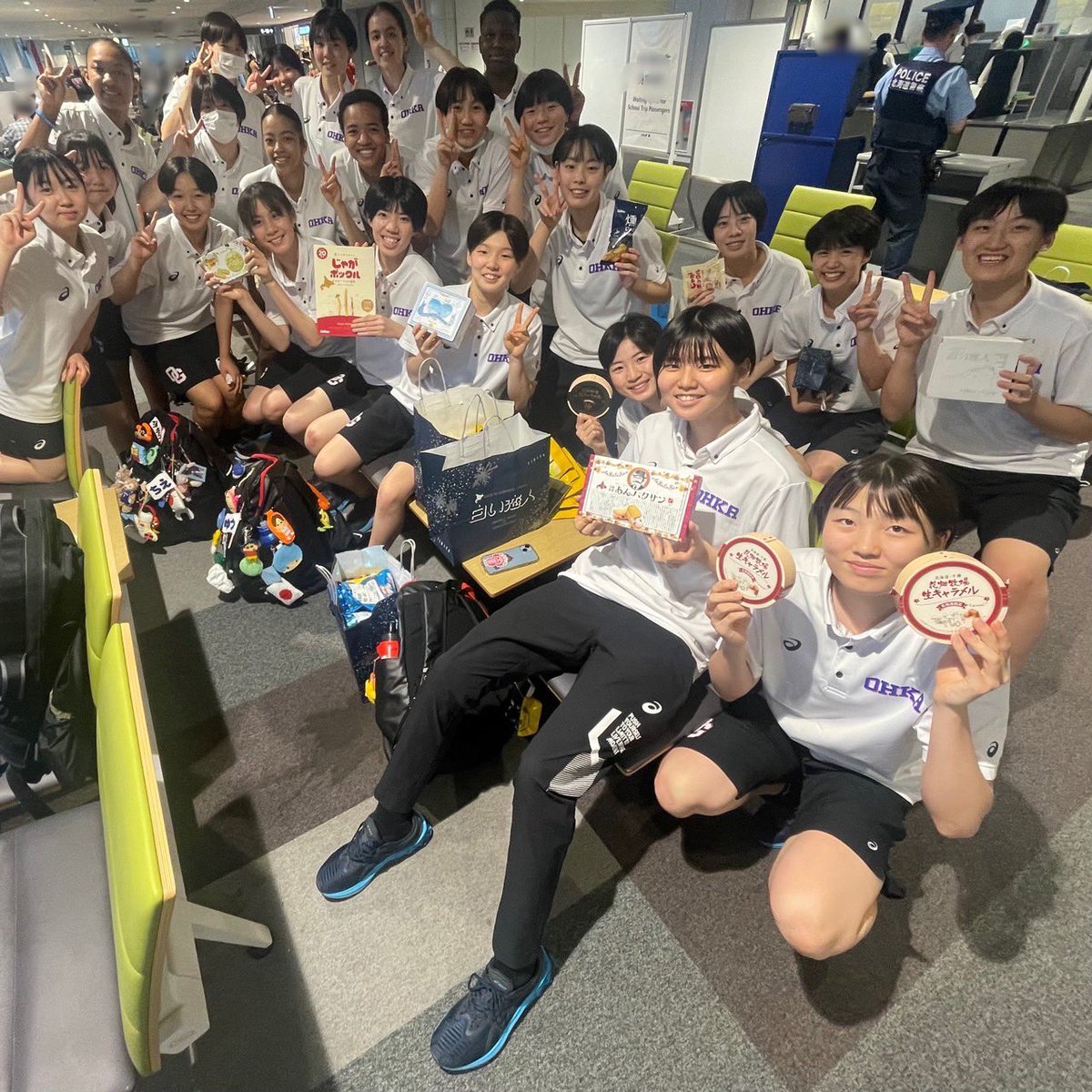お礼を言う間もなく、立ち去られてしまったのですが、お心遣いにチーム一同元気をいただきました。
お声掛けくださった方やお菓子をプレゼントして下さった方に感謝申し上げます。本当にありがとうございました🙏