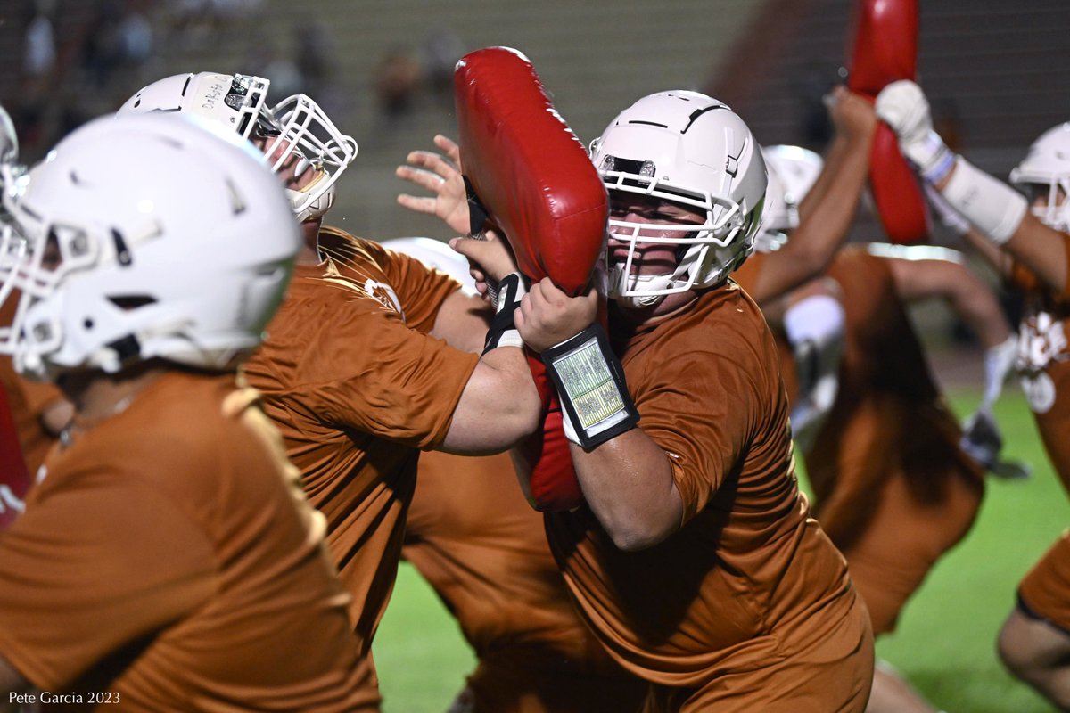 petethesportsg1's tweet photo. Some of my favorite shots from Midnight Madness with the Alice Coyotes! @AliceAthletics1 @EchoNewsJournal @CallerSports @kiii3sports @ChrisThomasson7 @KRIS6sports @AliceHS_Coyotes https://t.co/V8WKqj9sXe