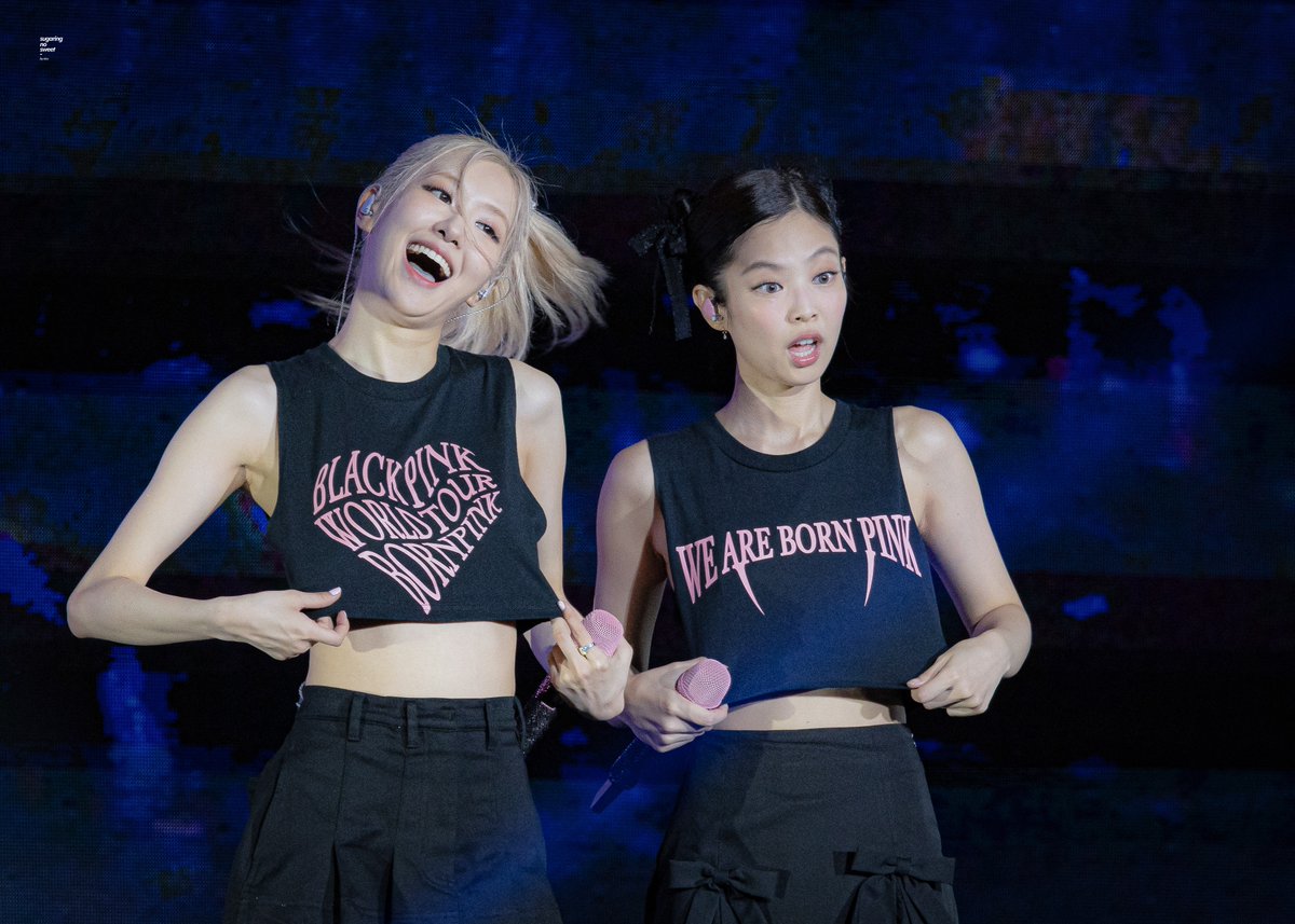 sugaringnosweet's tweet photo. 230730 BORN PINK IN HANOI | HQ 

😛😛😛😛

#BLACKPINK #블랙핑크 #JENNIE #제니 #ROSÉ #로제 #BORNPINKinHANOI https://t.co/igE3CRpOEj