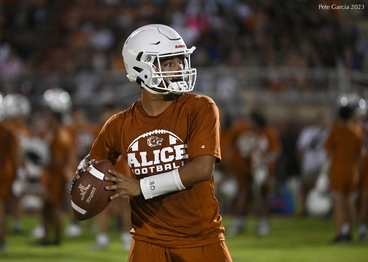 petethesportsg1's tweet photo. Some of my favorite shots from Midnight Madness with the Alice Coyotes! @AliceAthletics1 @EchoNewsJournal @CallerSports @kiii3sports @ChrisThomasson7 @KRIS6sports @AliceHS_Coyotes https://t.co/V8WKqj9sXe