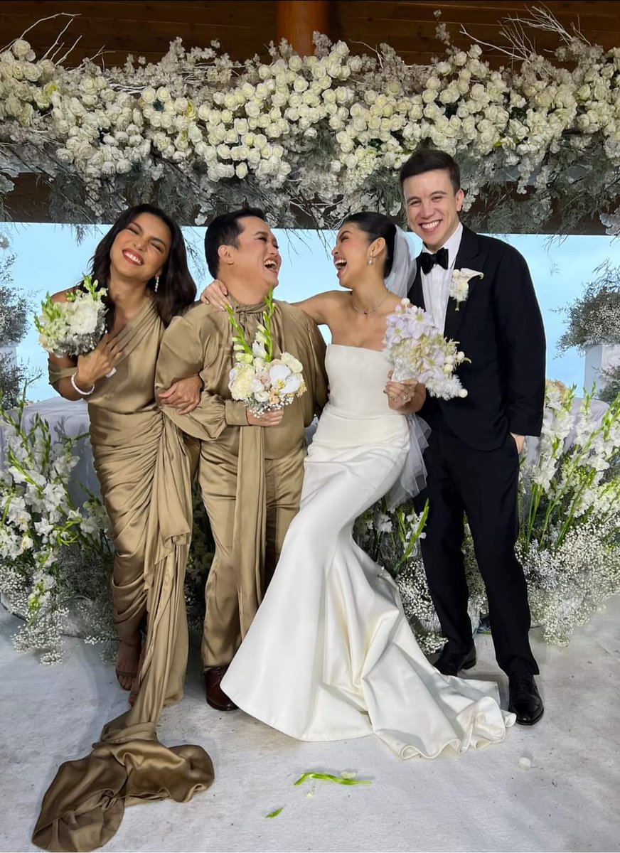 AAArtists_'s tweet photo. Besties!!! 💛 #MaineGoals bestie @Chamyto with friends Ciara Sotto and the newly weds @mainedcm and Arjo!

#MaineMendoza #Chamy #AllAccessToArtists #fAAAmily https://t.co/nPuVOLXGjd