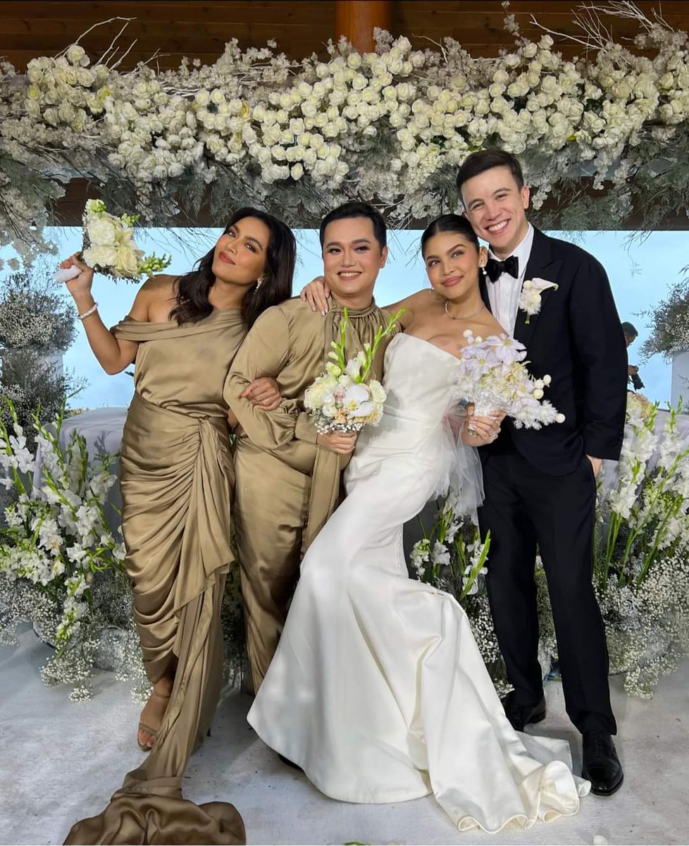 AAArtists_'s tweet photo. Besties!!! 💛 #MaineGoals bestie @Chamyto with friends Ciara Sotto and the newly weds @mainedcm and Arjo!

#MaineMendoza #Chamy #AllAccessToArtists #fAAAmily https://t.co/nPuVOLXGjd