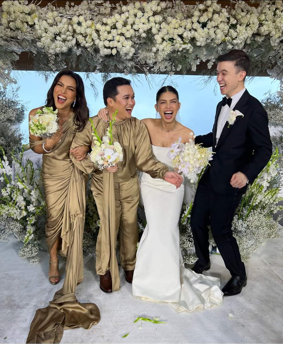 AAArtists_'s tweet photo. Besties!!! 💛 #MaineGoals bestie @Chamyto with friends Ciara Sotto and the newly weds @mainedcm and Arjo!

#MaineMendoza #Chamy #AllAccessToArtists #fAAAmily https://t.co/nPuVOLXGjd
