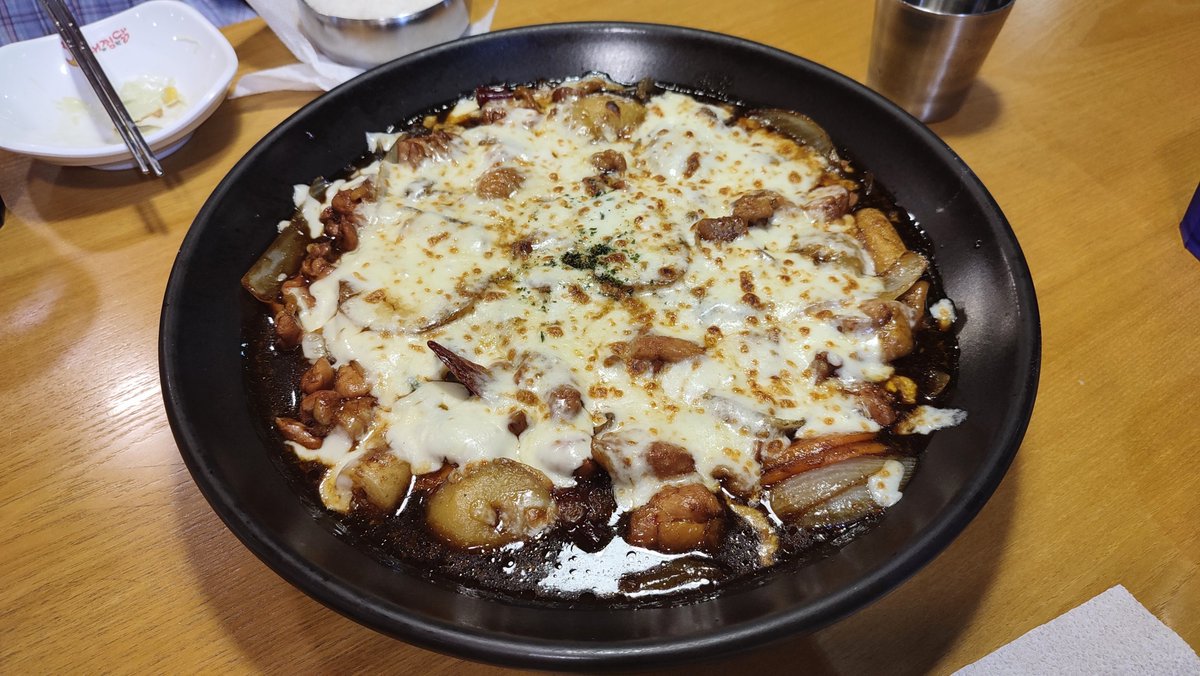 nikkoriotte's tweet photo. 昨日娘は無事に #QueenBeetle を降りてアッパと再会しました🥰その後は釜山大学近所でチーズチムタクを食べて、今日はパッピンス食べたり、楽しんでいるようです。
私は韓ドラが見れるくらい体力回復したので、急ピッチで進めまーす🥰
#釜山
#韓国料理 https://t.co/RLXOXt175U