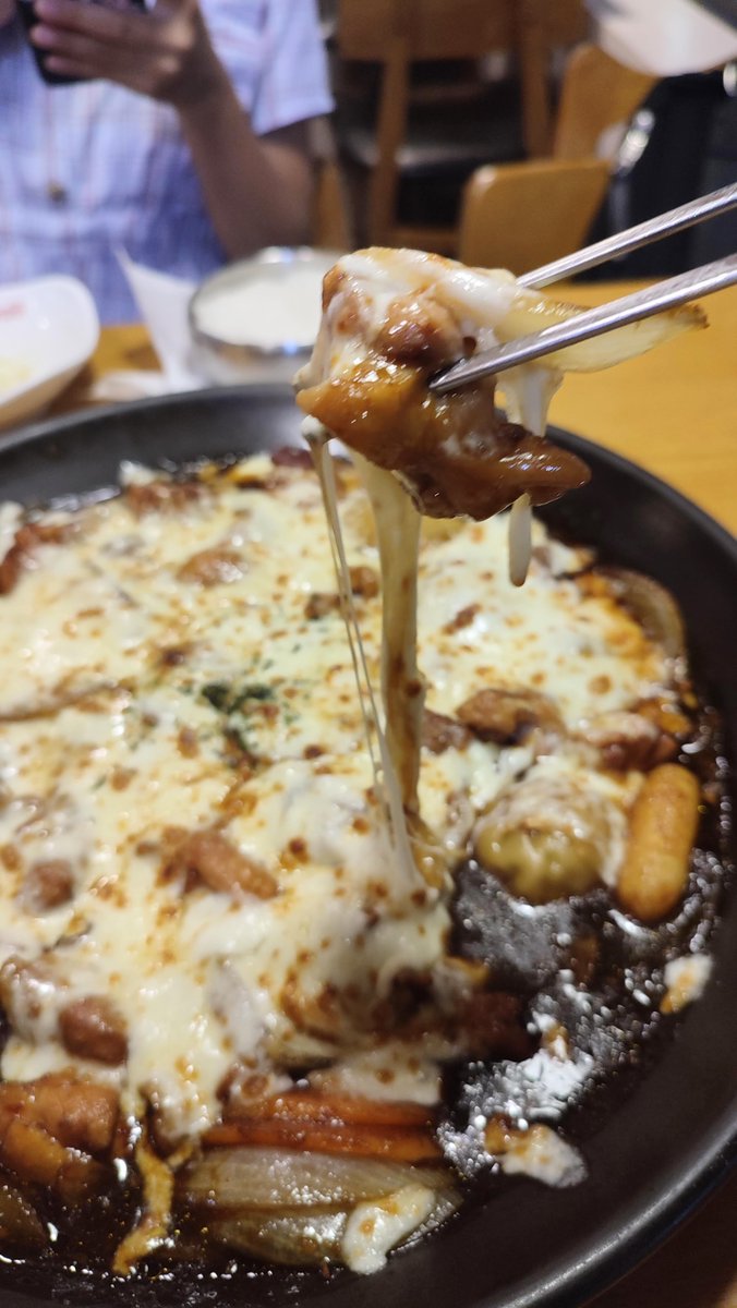 nikkoriotte's tweet photo. 昨日娘は無事に #QueenBeetle を降りてアッパと再会しました🥰その後は釜山大学近所でチーズチムタクを食べて、今日はパッピンス食べたり、楽しんでいるようです。
私は韓ドラが見れるくらい体力回復したので、急ピッチで進めまーす🥰
#釜山
#韓国料理 https://t.co/RLXOXt175U