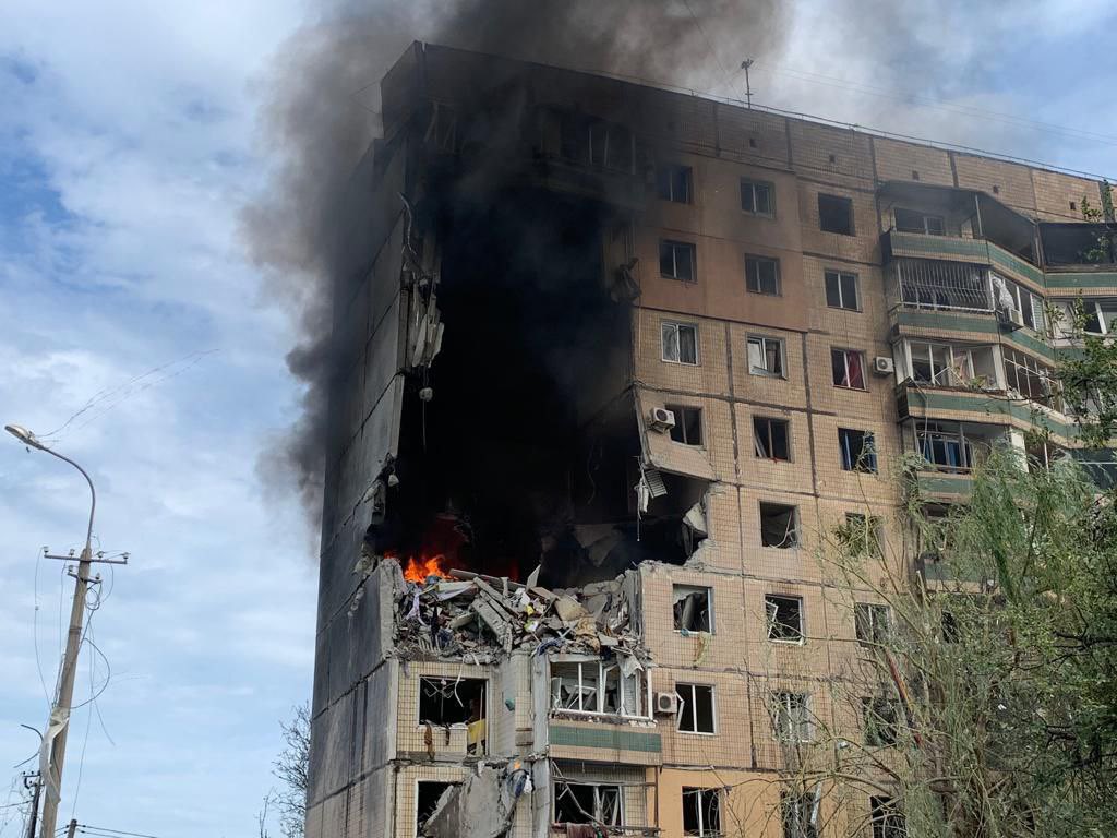 IAPonomarenko's tweet photo. Kryvyi Rich this morning.
A Russian missile hits a residential building. At least 2 killed, 24 injured, as of now. And it’s just one of a myriad of deadly strikes Russia has committed against Ukrainian civilians.
It’s despicable to see mama’s little burger chewers whining on how akshually mustn’t defend itself because Iraq 20 years ago.