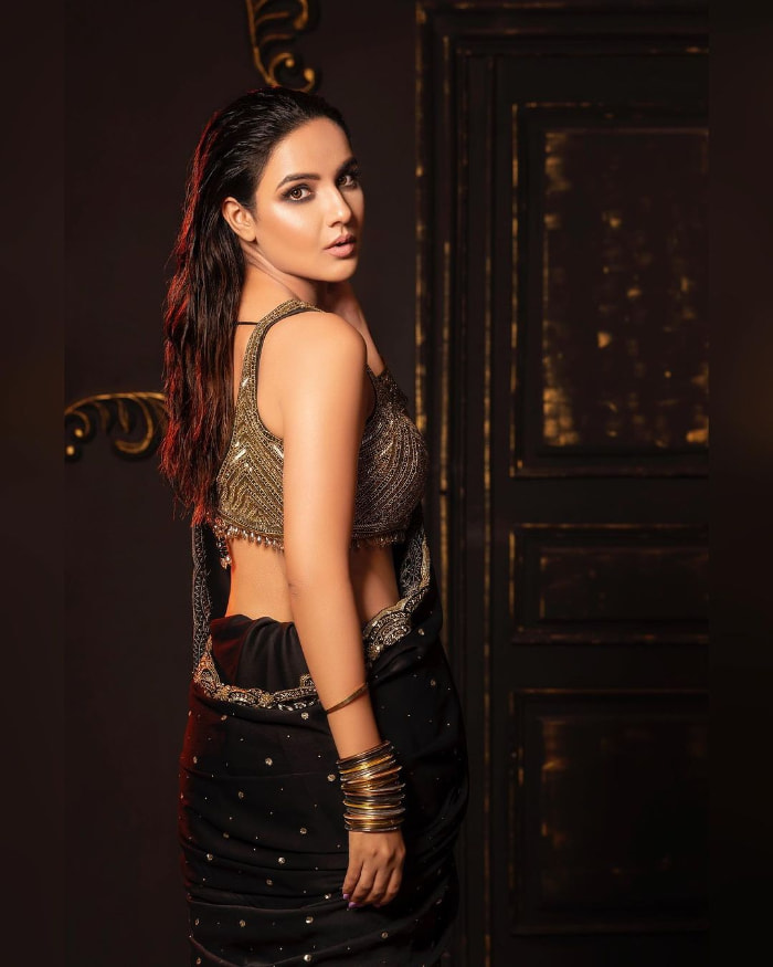 Captivating Shots of Jasmin Bhasin | Exquisite Stills & Trending Photos 

buff.ly/3DAztm7 

#JasminBhasin #BeautifulStills #TrendingPhotos #CaptivatingShots