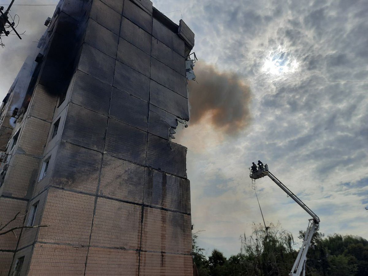 IAPonomarenko's tweet photo. Kryvyi Rich this morning.
A Russian missile hits a residential building. At least 2 killed, 24 injured, as of now. And it’s just one of a myriad of deadly strikes Russia has committed against Ukrainian civilians.
It’s despicable to see mama’s little burger chewers whining on how akshually mustn’t defend itself because Iraq 20 years ago.