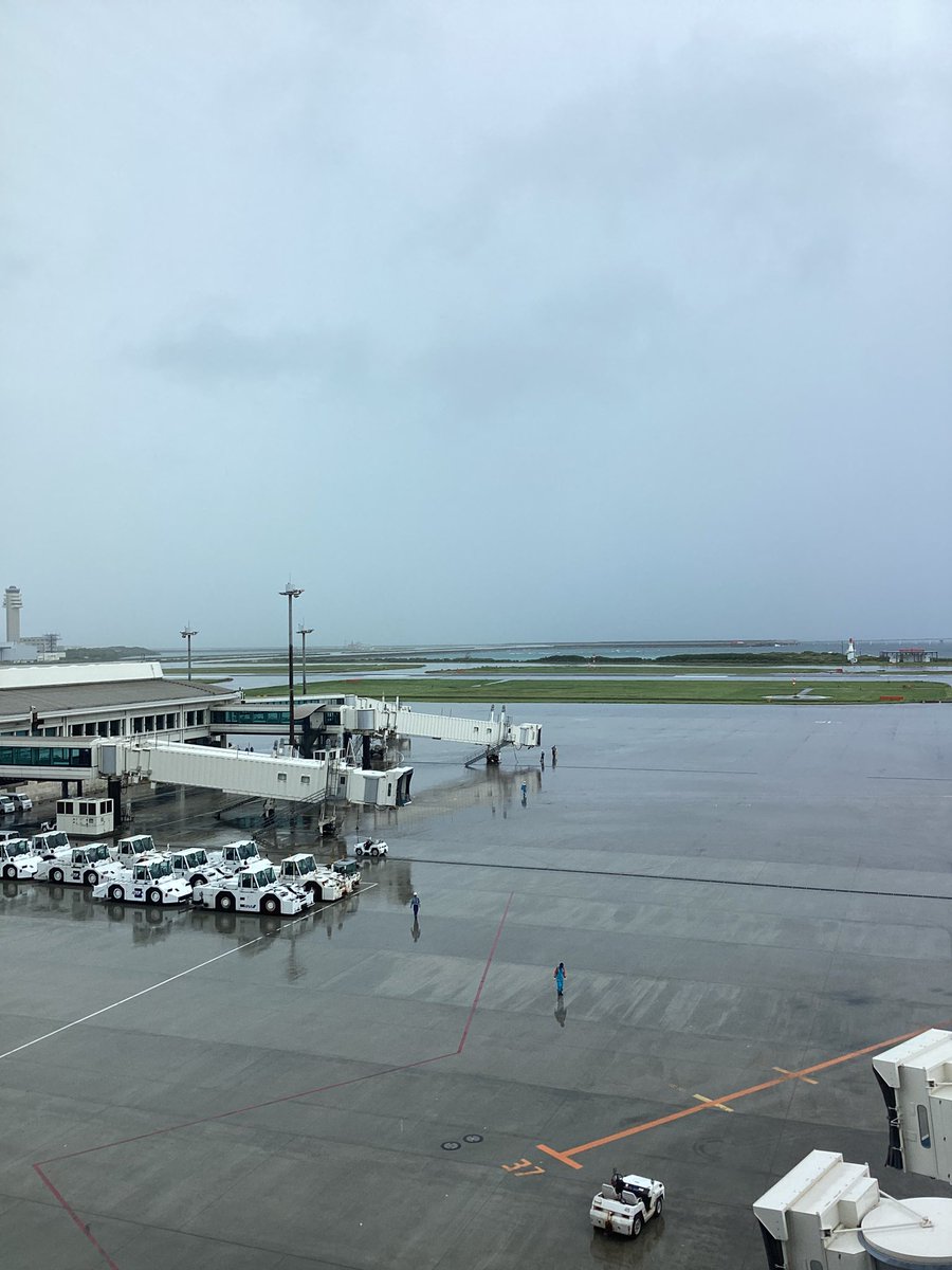 Pastaco0401's tweet photo. ハイサーイ🌺
せっかくの夏休み、、、台風🌀近づいてきてます。
今後の動きが気になりますが
何ごともなく、過ぎ去るのを待つのみです。
皆様、お気をつけて下さい。
#那覇空港
#那覇空港国際線
#台風
#パスタコ https://t.co/rD7we2ob5t