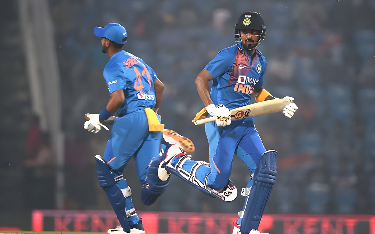 Indian Batters at No.4 in ODI post WC19:- S Iyer : 805 (20) @ 47.35 , 7 50+ All others : 876 (35) @ 26.54 , 5 50+ Indian Batters at No.5 In ODI post WC19:- KL Rahul :- 735 (15) @ 56.53 , 8 50+ All others :- 990 (37) @ 34.14 , 9 50+ #KLRahul • #ShreyasIyer • #WIvsIND •