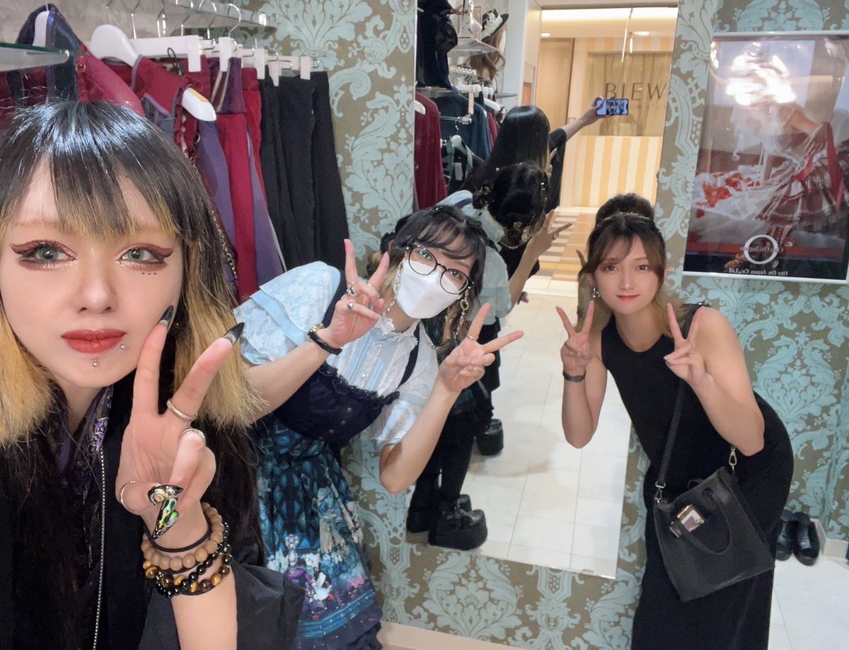 👈2019/1/1    2023/7/31👉

2人が会いにきてくれました🥲
懐かしのラフォーレ組✌️✌️✌️

他にも会いに来てくれた元スタッフがいて、感激してます😭みんなありがとうね〜😫😫お母さんの気持ちになってる🥲