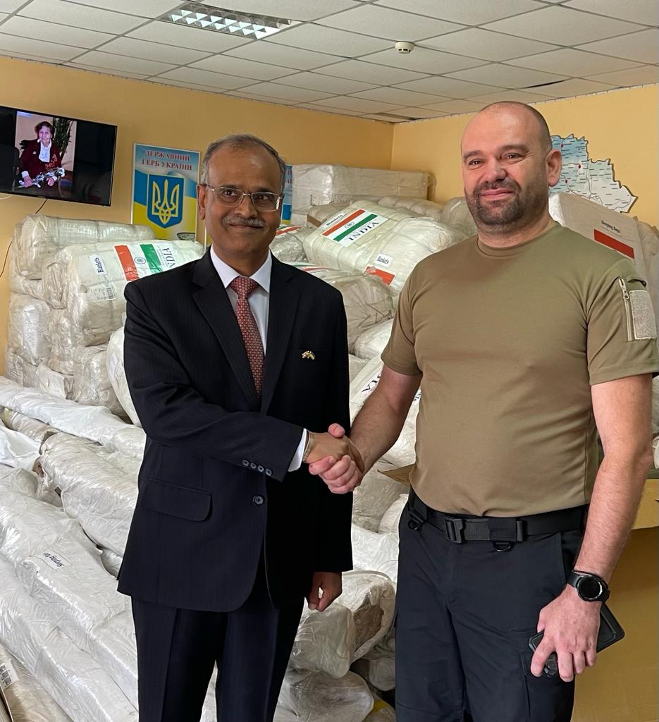 IndiainUkraine's tweet photo. Ambassador Harsh Jain handed over humanitarian aid comprising sleeping bags, blankets &amp; tents to Shyroke Village Council &amp; Zaporizhzhia Geriatric Boarding House in presence of H.E. Mr. Yuriy Malashko, Head of Zaporizhzhia state administration.@MEAIndia @MFA_Ukraine https://t.co/a2usY2nl4t