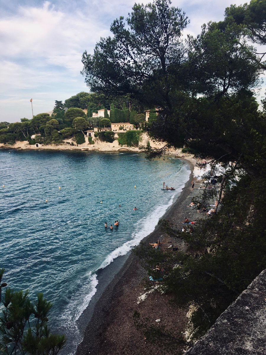 So if you want to feel flex bc of yr summer living on the Riviera, just remember, keep it real, we didn't sail in on our yacht, we had to fly. 'Yeah & we had to fly commercial.' 😳💀👻 #daughtertweets #funniestgirl #StJeanCapFerrat 🇫🇷