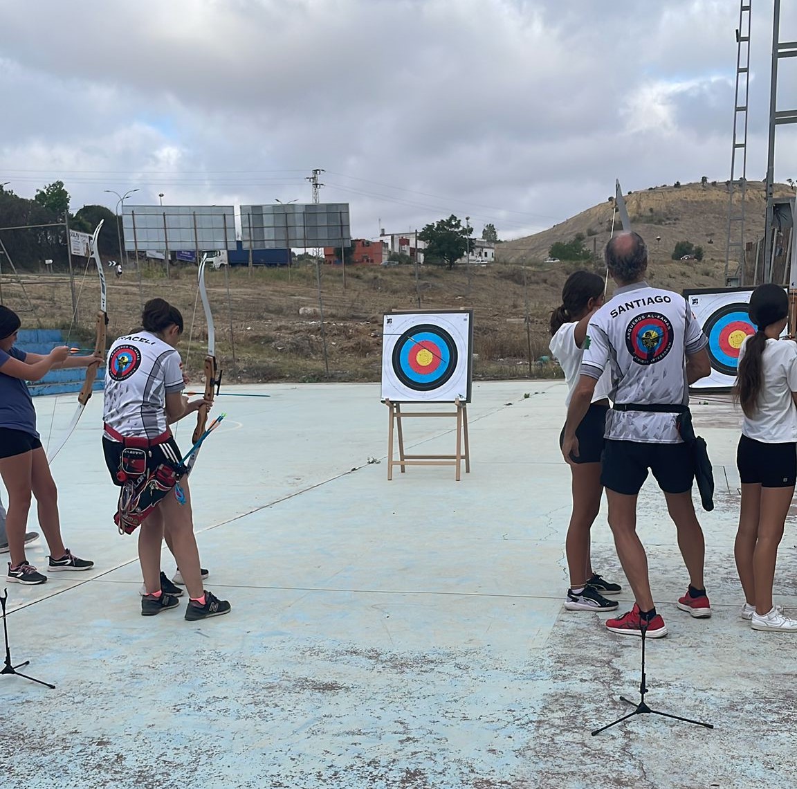 AyuntaCamas's tweet photo. 🏹Hoy el Club de Arqueros de Camas ha desarrollado una masterclass con los alumnos y alumnas de nuestro Campus de Verano.

#VeranoCamas #DeportesCamas
#JuntxsConstruimosCamas https://t.co/LDfTeRny6g