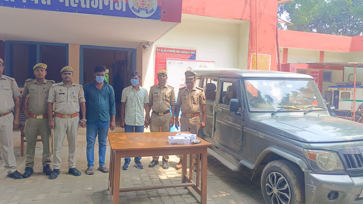 maharajganjpol's tweet photo. पुलिस अधीक्षक महराजगंज के निर्देशन में थाना पनियरा व साइबर सेल की संयुक्त टीम द्वारा साइबर फ्राड व एटीएम बदलकर ठगी करने वाले 02 अभियुक्त गिरफ्तार।
कब्जे से 10 अदद एटीएम तथा ₹53700 तथा ठगी में प्रयुक्त होने वाली बोलेरो। मोबाइल,ठगी के पैसों से खरीदे गए सोने व चांदी के आभूषण बरामद। https://t.co/YqP03X1EV2