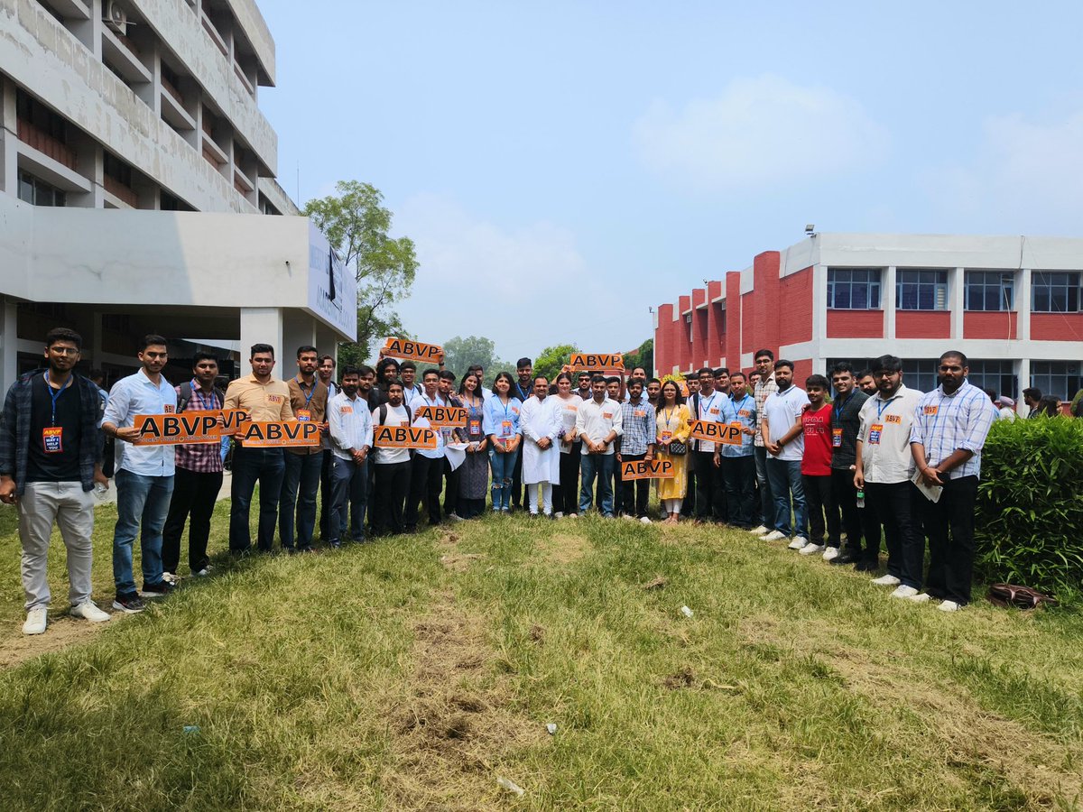 iVijayPratap's tweet photo. जहां जहां परिसर - वहां वहां परिषद 

#UIET की काउंसिलिंग के दौरान #ABVP के कार्यकर्ताओं के साथ रहना हुआ। https://t.co/AntAFWpNTf