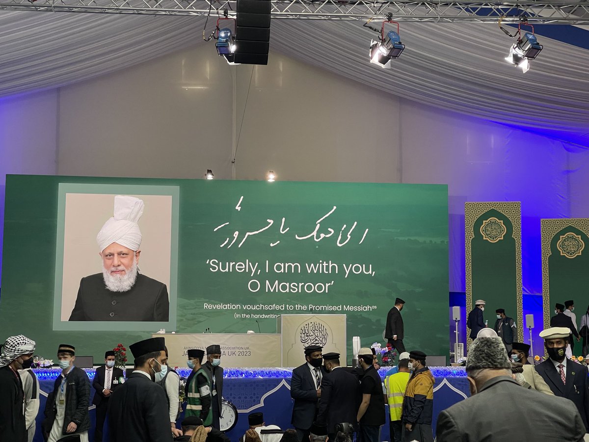 Don’t have words for what i was feeling at that time.
“Agar har baal ho jaye sukhanwar
Tou phir bhi shukr hai imkan se bahir” #jalsaUK