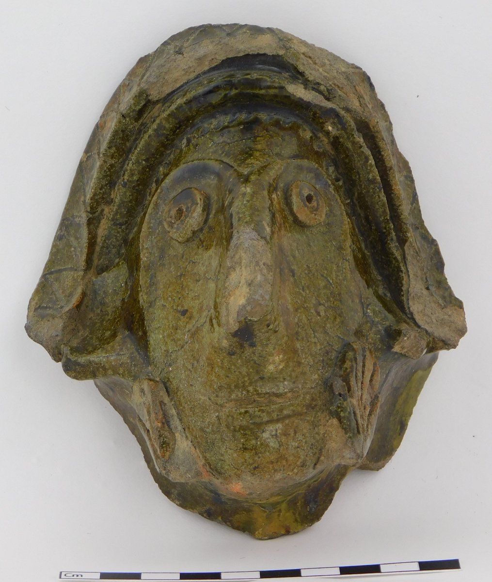 A final object from our #MuseumDocumentation project: a 13th – 14th Century roof finial, of London-Type ware, coated in green glaze and shaped into the form of a human head who is resting their hands on their chin. Its find location is unknown. #archaeology #cataloguing