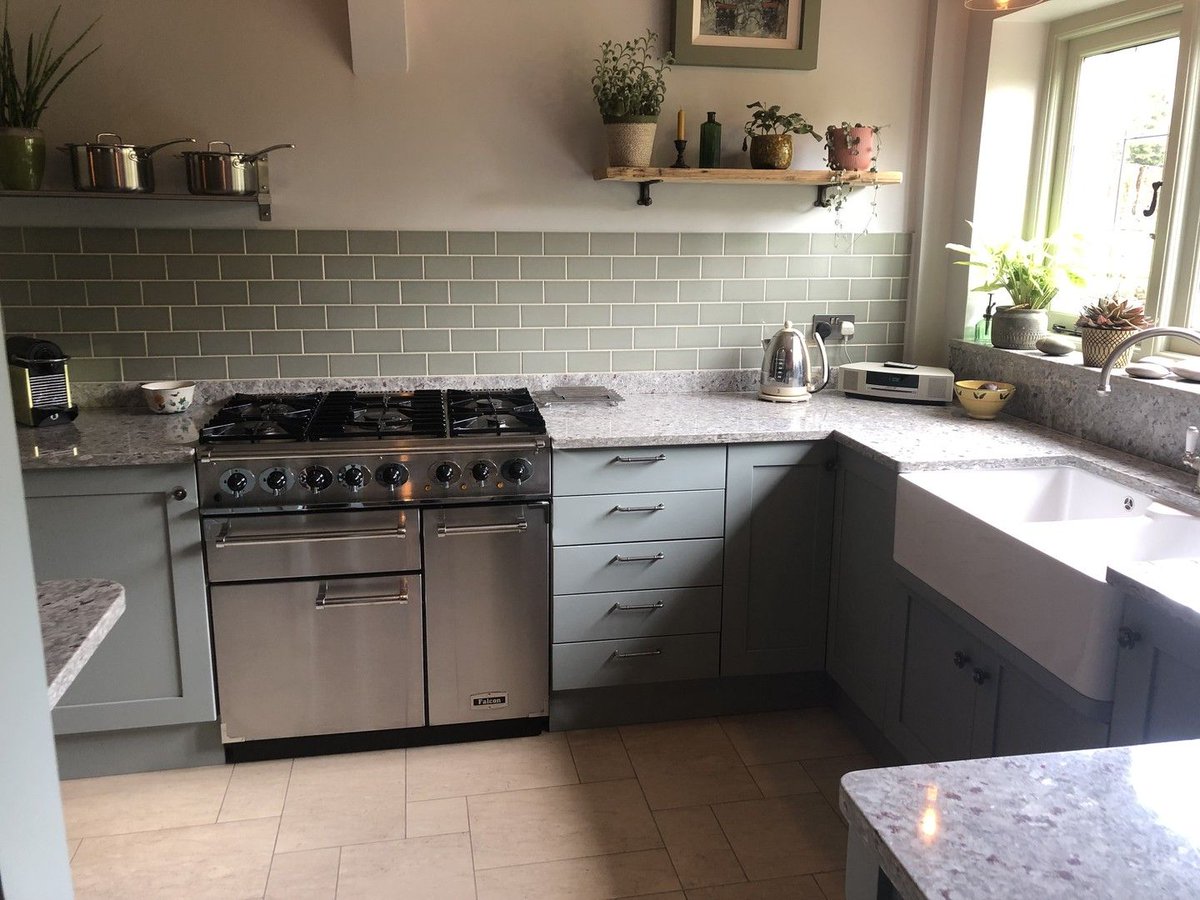 We love this combination of our Paxton cupboard knob and Chester pull handle with hand painted cupboard doors in moss and granite worktops by City Kitchen Centre

The natural silver tones of our pewter handles perfectly match this shaker style kitchen.

🔎 FD593 and PCK038