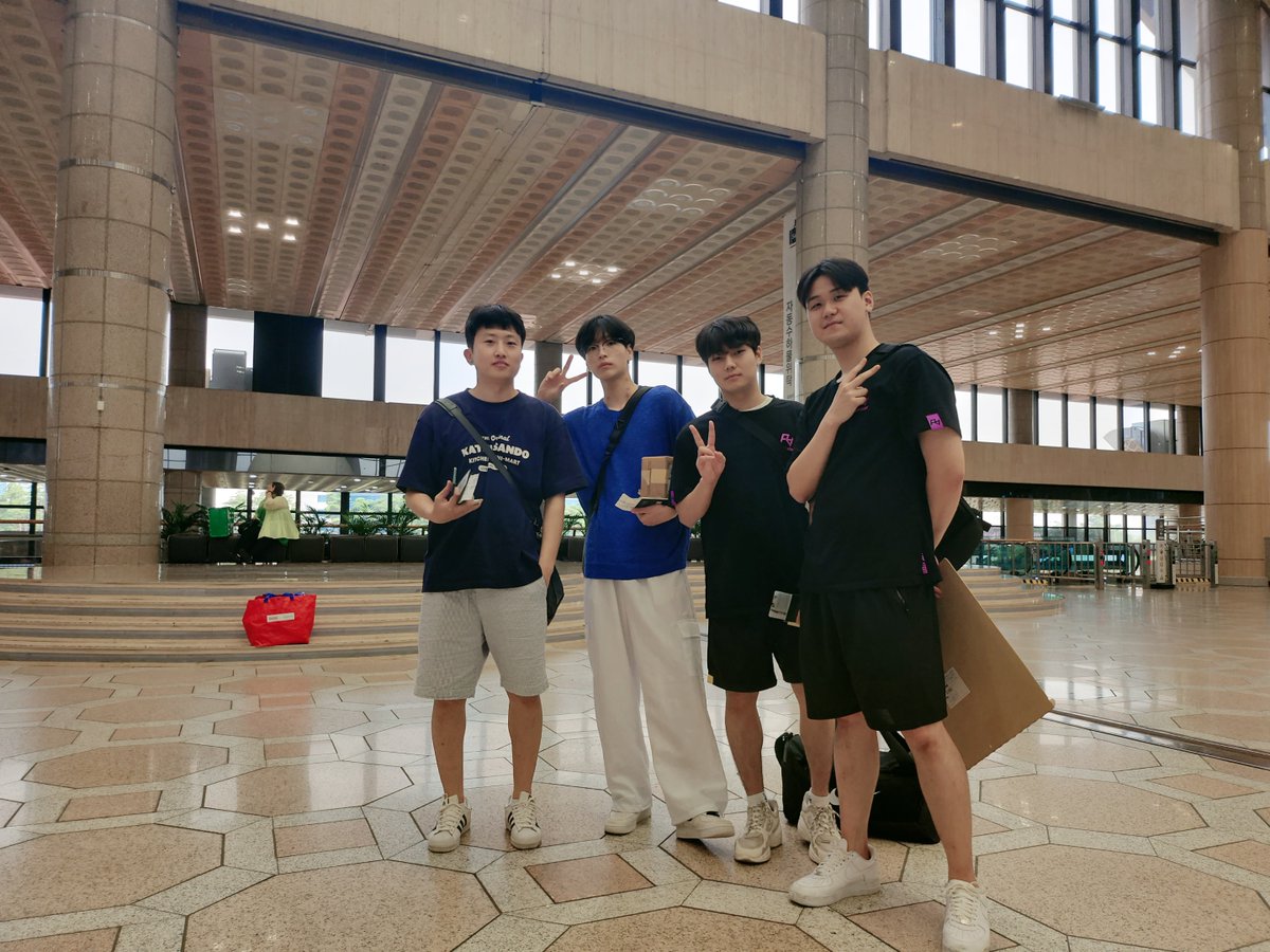ShadowCorpAgent's tweet photo. Best Players and coach left the coutry !
@Valanalysis @yomanvlr @X_stewyc will show their great performance with @rare_atom !
Have a good luck with you !
#Shadowcorp #stew #yoman #Valanalysis #Valorant https://t.co/tHGAgdiSQz