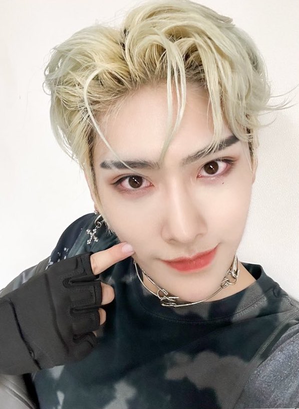 haeshion's tweet image. his twitter and weibo selca ☹️ 🖤