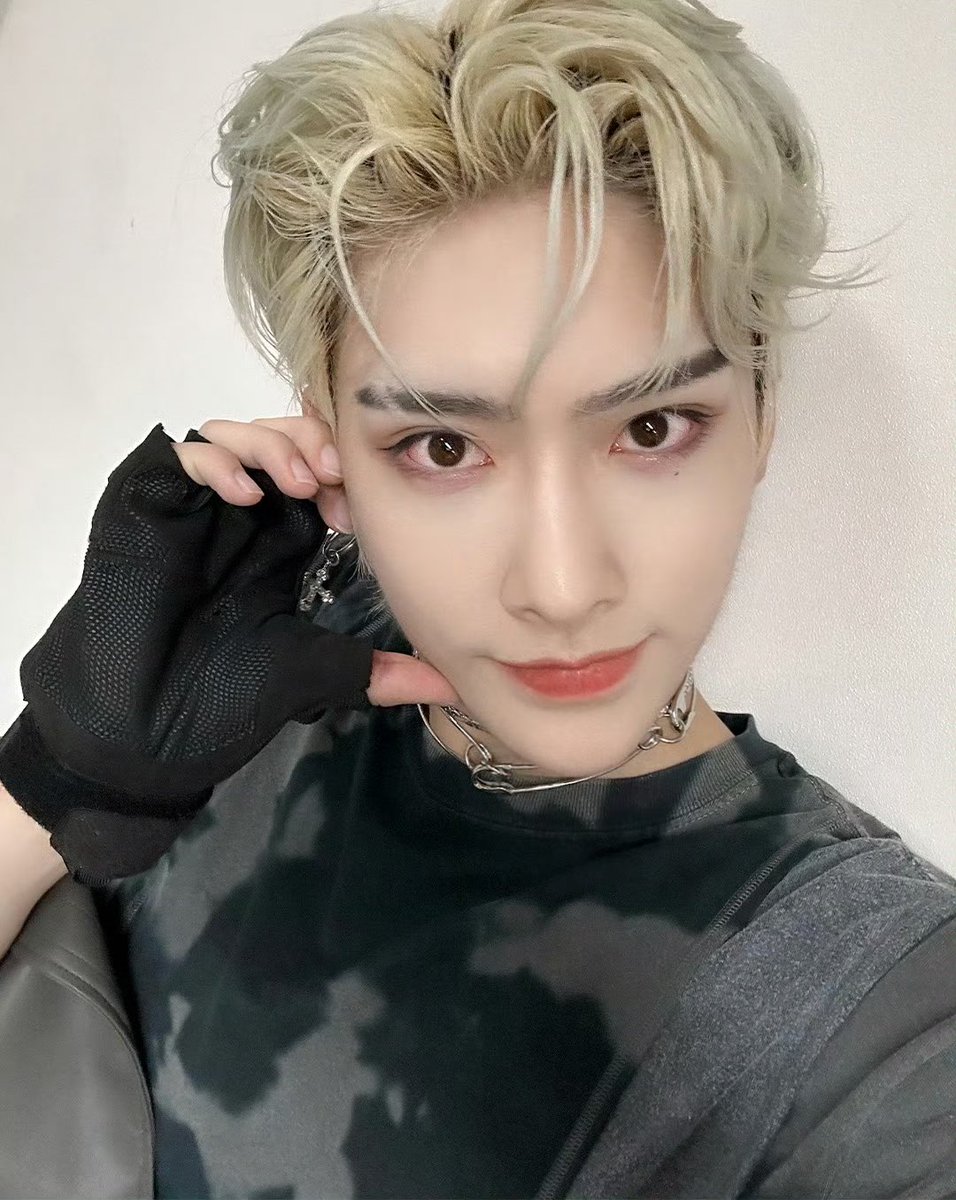 haeshion's tweet image. his twitter and weibo selca ☹️ 🖤