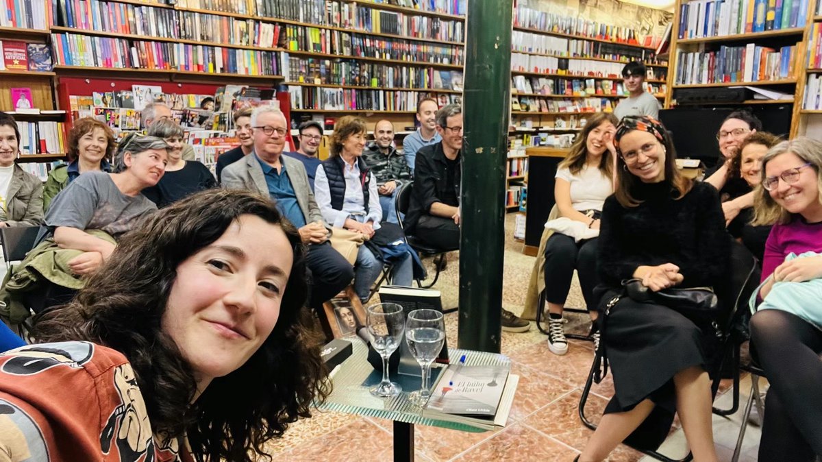 Askotan eskerrak emateko gogoekin geratzen naiz. Maiatzeko eleberriaren aurkezpenean, emaztearekin etorrizen irakaslebat oso atsegina izan zen, beste hiri batetik etorri zirela eta hemen jarraitzen nautela esan zidaten. Mesedez hau ikustenbaduzue idatzi,nor zareten jakin nahidut!