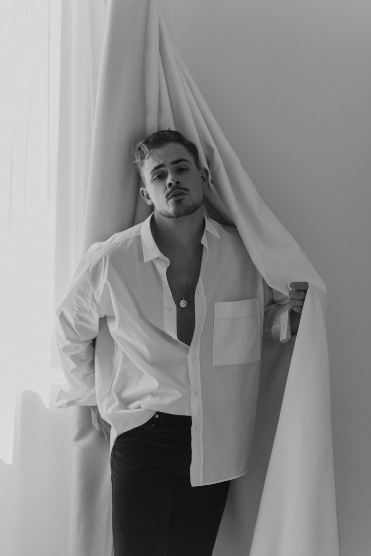 Louis12booklove's tweet photo. #ModelingMonday just doing a little modeling https://t.co/6rZBtIECoG